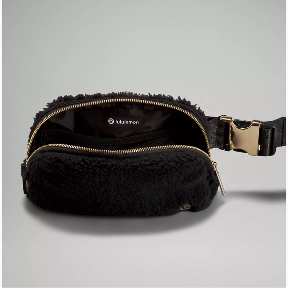 Black LuluLemon everywhere belt bag NWT